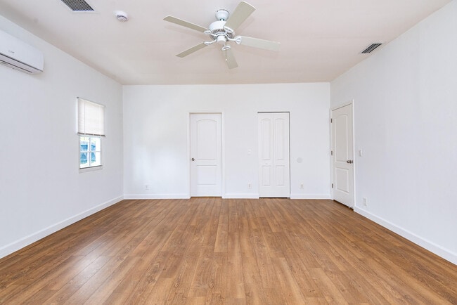 Building Photo - 121 SW 2nd Ave