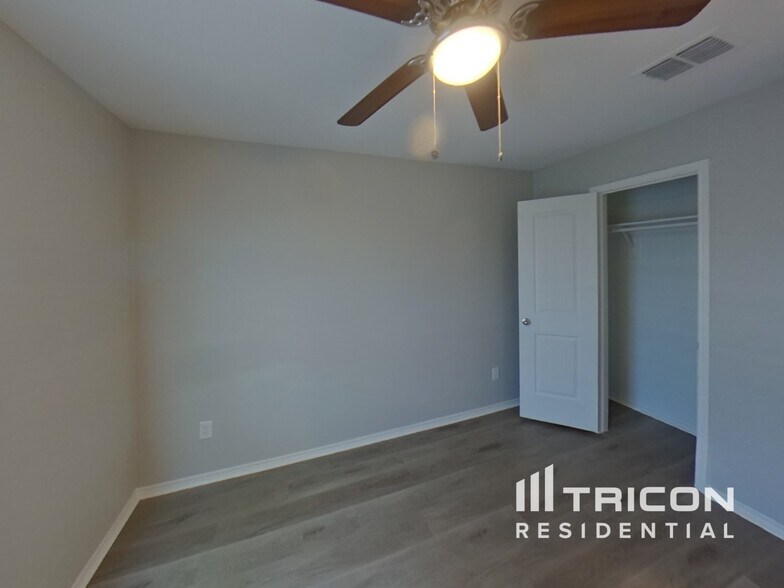 Building Photo - 1806 Deerchase Dr