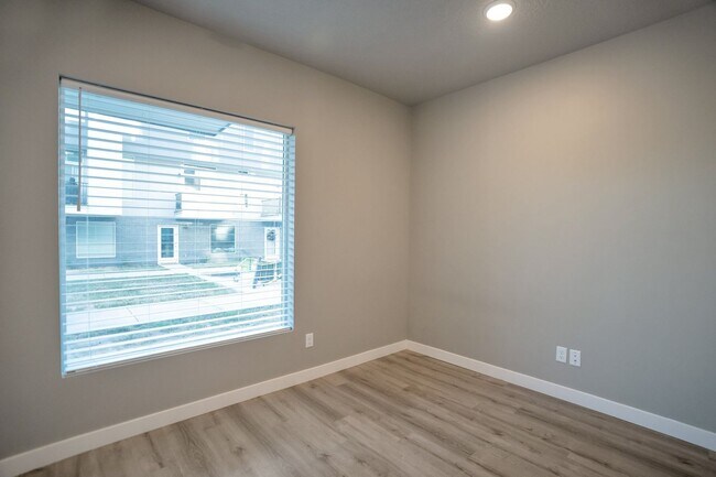 Building Photo - Beautiful 4 Bed - 3 Bath Townhome in Great Clearfield Location! Available on June 10th!