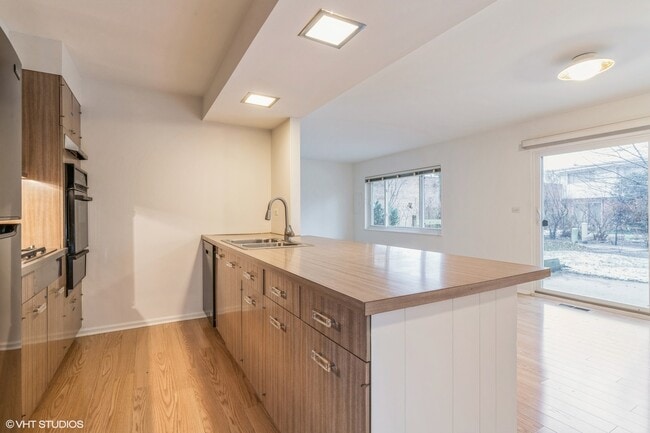 Building Photo - 622 Carriage Hill Dr