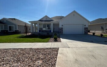 Building Photo - 2 Bedroom 2.5 Bathroom 55+ community