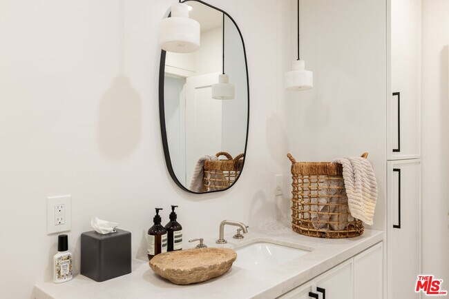 Building Photo - 1351 N Crescent Heights Blvd