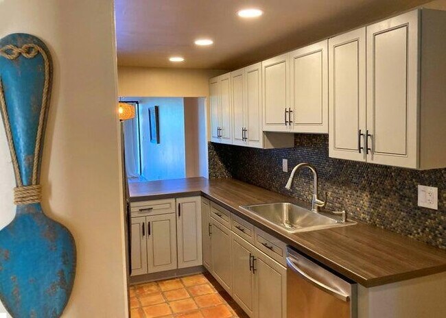 Building Photo - 6 Royal Palm Way