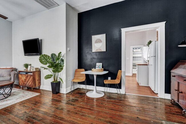 Building Photo - 305 W Waldburg Ln