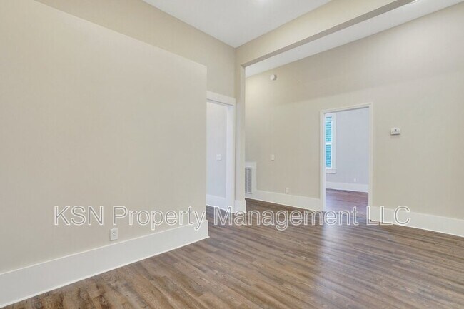 Building Photo - 309 W 33rd St