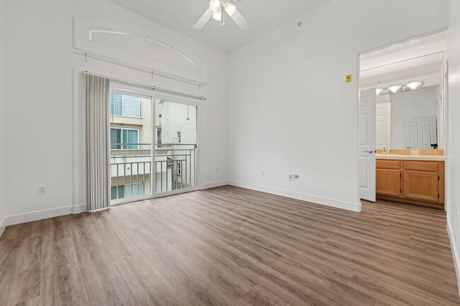 Building Photo - Fully Remodeled End-Unit with Views, Private Garage & Flexible Living Space – South of the Blvd