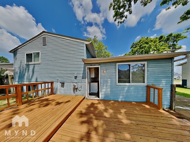 Building Photo - 384 Parkdale Dr