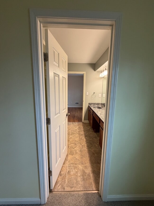 Building Photo - 525 Vineleaf Dr