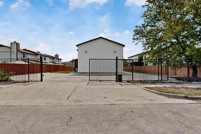 Building Photo - 6909 Wentworth Dr
