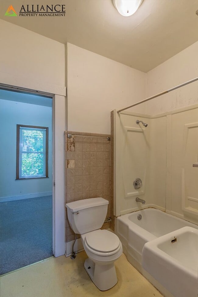 Building Photo - Perfect Location!