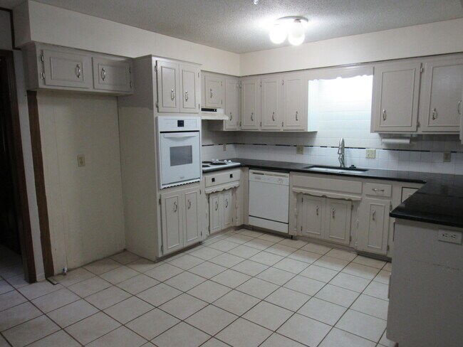 Building Photo - 5116 S Sycamore Ave