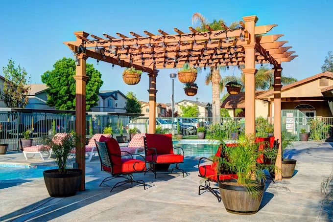 POOL & SPA - 600 Hosking Ave