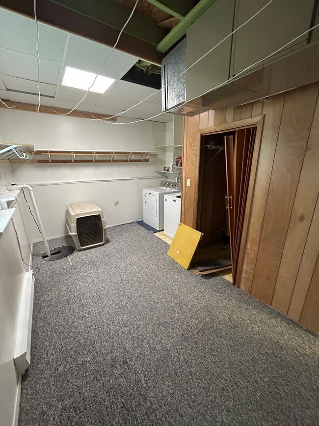 Building Photo - 3 Bedroom 1 3/4 Bathroom In Norwalk