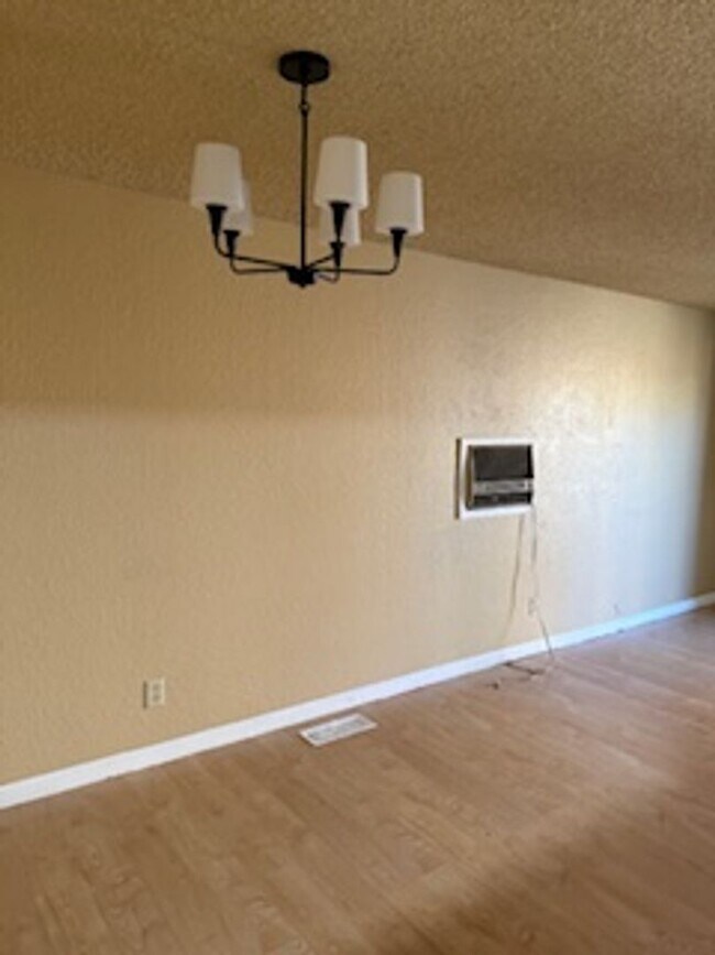 Building Photo - Three Bedroom Home Close to UNR