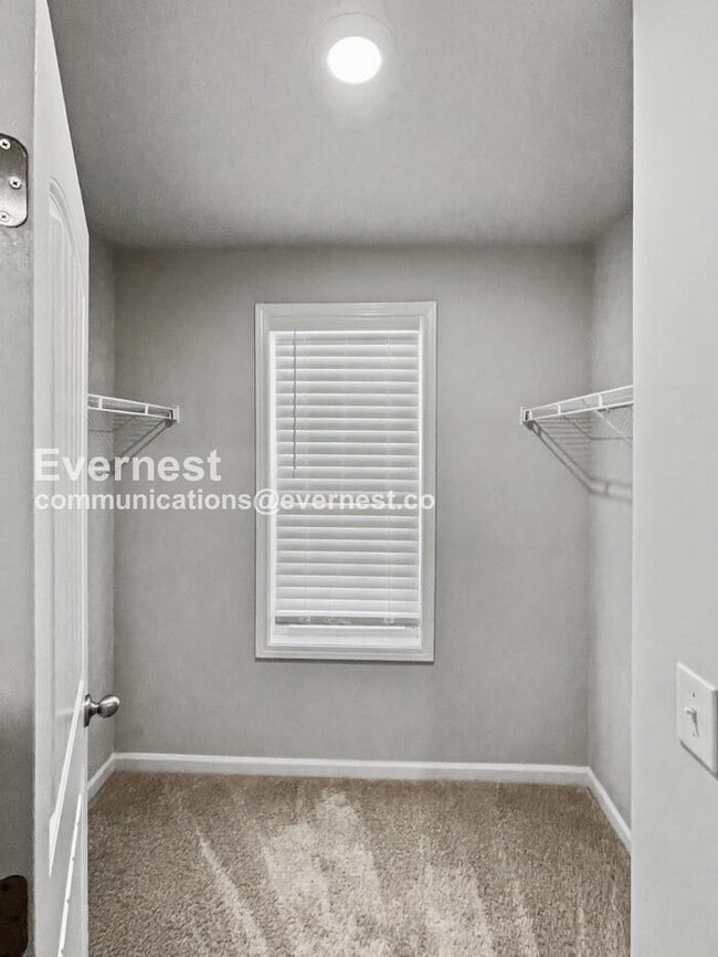 Building Photo - 3 Bed/2.5 Bath Townhome with Garage / Pet-Friendly / Available Now!