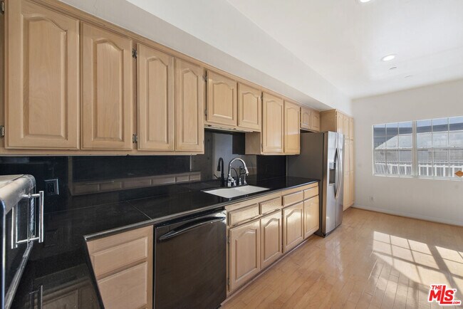 Building Photo - 2025 S Beverly Glen Blvd