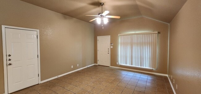 Building Photo - 3 Bedroom / 2 Bath Duplex – Text 201-231-7...