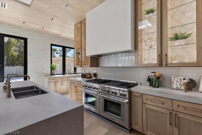 Building Photo - 2401 Driftwood Dr