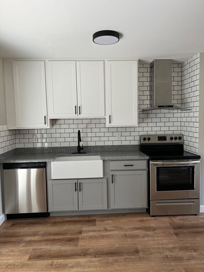 Building Photo - 2 Bedroom/1.5 Bath Townhouse Kingsport TN