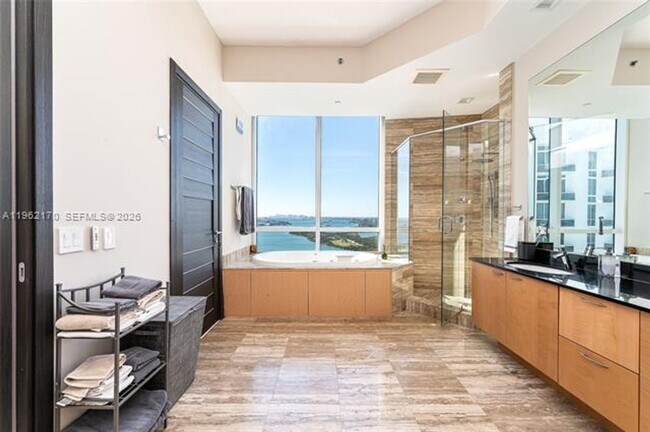 Building Photo - 15901 Collins Ave