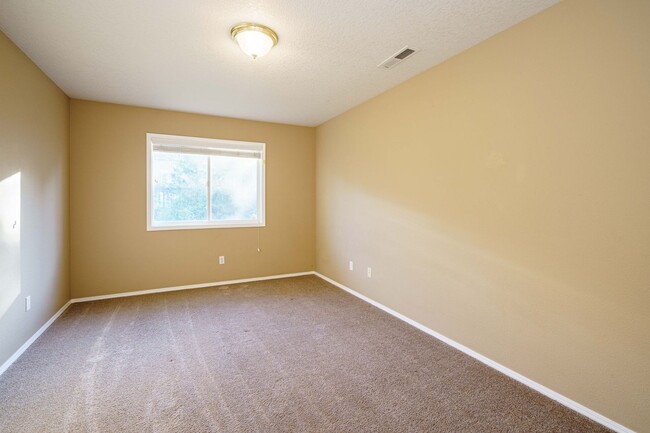 Building Photo - 3 Bedroom 2.5 Bath Duplex -Quick Easy Acce...