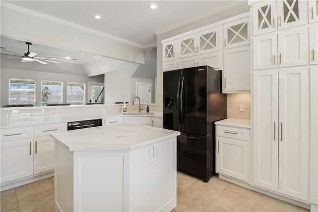 Building Photo - 4 NE Dawn Hills Dr