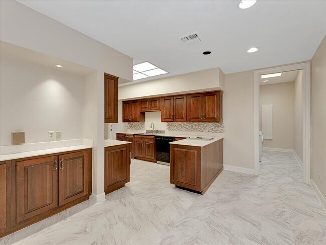 Building Photo - 5600 San Felipe St