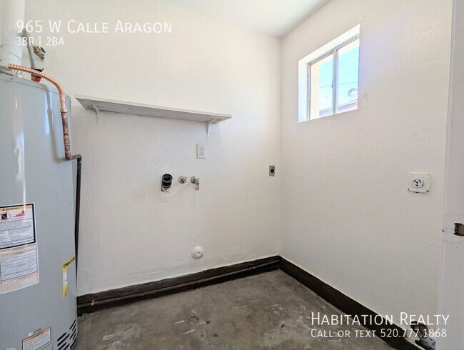 Building Photo - 965 W Calle Aragon