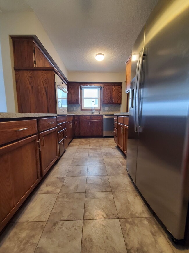 Building Photo - 2 bedroom with office - Check out video tour