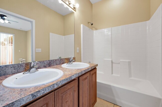Building Photo - "Charming 3-Bed, 2-Bath Condo Oasis in Orlando – 1,000 Sq Ft of Comfort!"