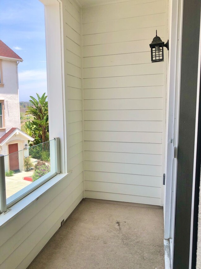 Building Photo - Beautifully Upgraded & Appointed End Condo...