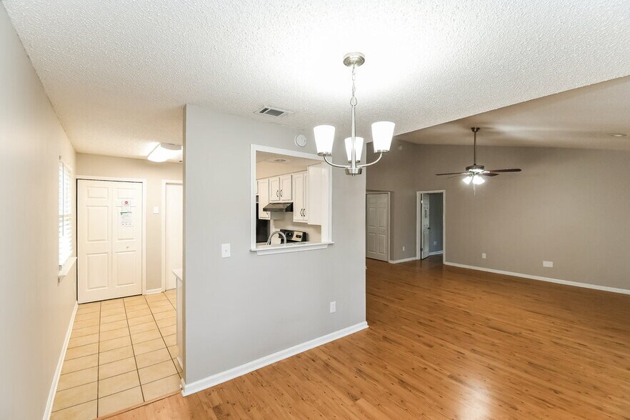 Building Photo - 8136 Honeysuckle Ln