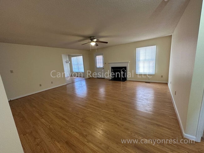 Building Photo - Beautiful 3b, ready to move in!