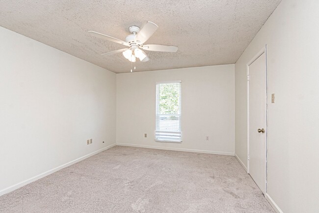 Building Photo - 2 Bedroom Townhome off Bluebonnet