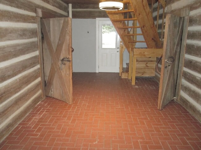 Building Photo - Log cabin