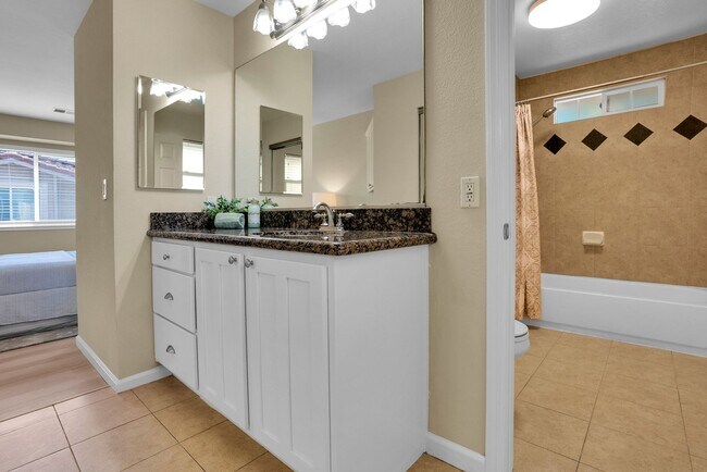 Building Photo - Excellent Santa Clara Location! Open Floor Plan! Granite Counters!