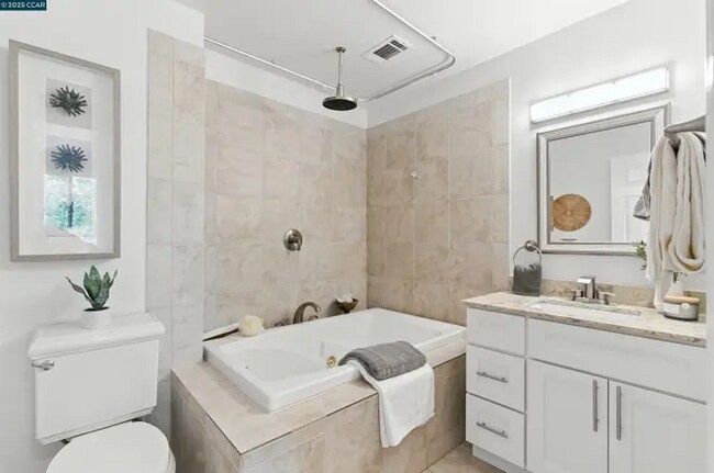 Building Photo - 208 Siskiyou Ct