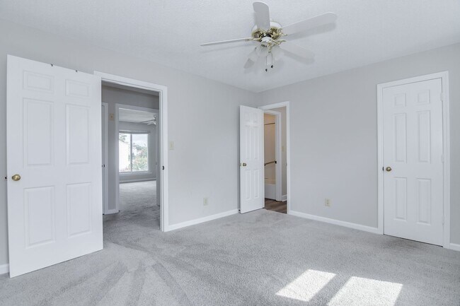 Building Photo - 2 Bed Townhouse!
