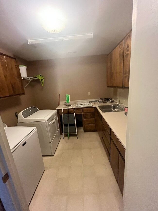 Building Photo - Beautiful 3 Bedroom 3 Bathroom Single Family Home