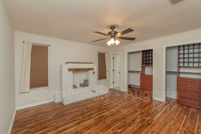 Building Photo - 250 Brooks Dr