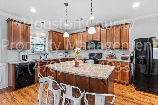 Building Photo - "Charming 3-Bedroom Home with 2 Full Baths...
