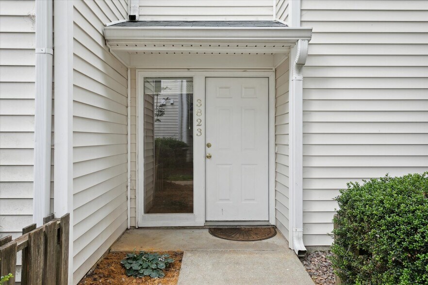 Building Photo - 3823 Staffordshire Ln