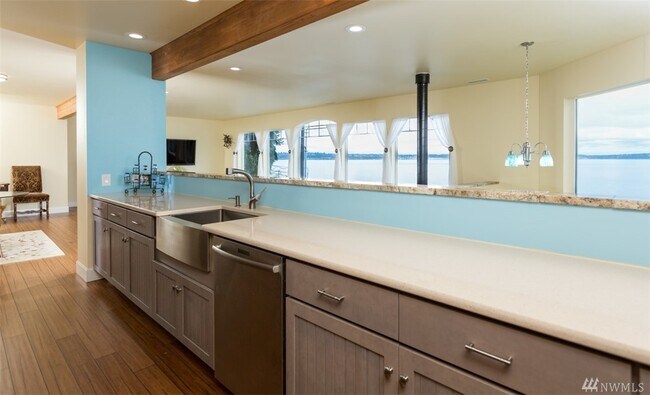 Building Photo - Amazing Dash Point Beach Front Home!