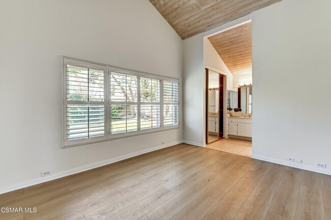 Building Photo - 2923 E Sierra Dr