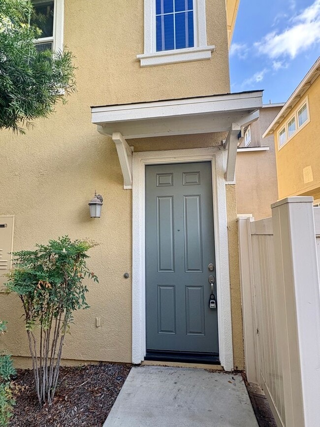 Building Photo - Tri-Level Condo within Walking Distance to The Collection!