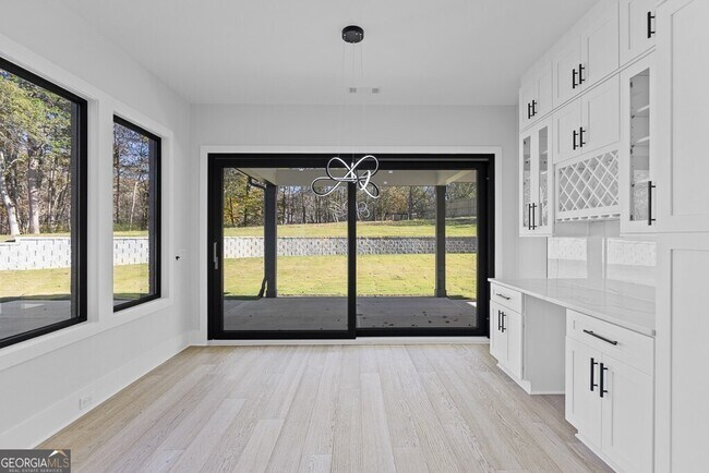 Building Photo - 555 Versailles Dr