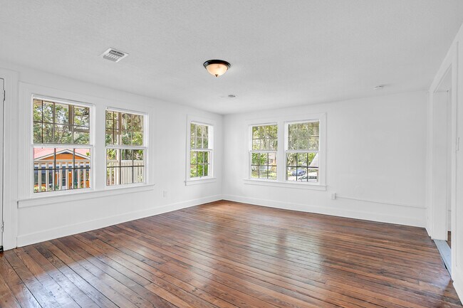 Building Photo - 906 E 39th St