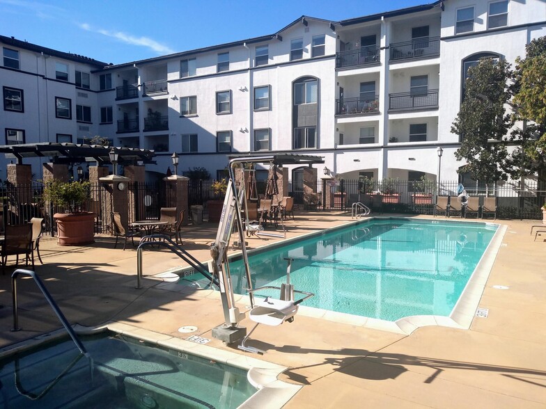 Pool and Courtyard - Heritage Estates Senior Apartments