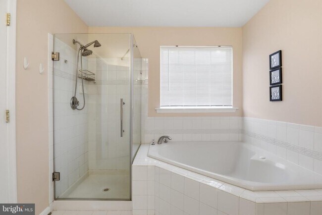 Building Photo - 915 Buttonwood Terrace NE