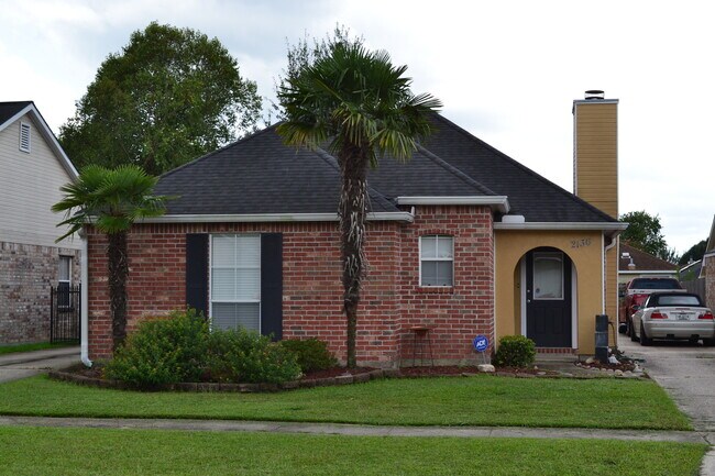 Building Photo - Location! Location!  3 bedroom, 2 bath, Ga...